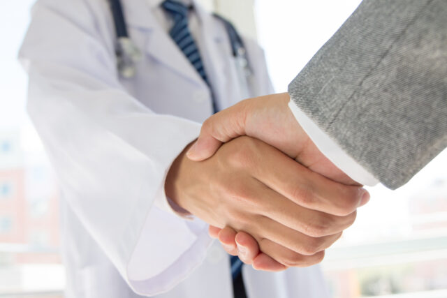 Doctor_BusinessMan_Handshake