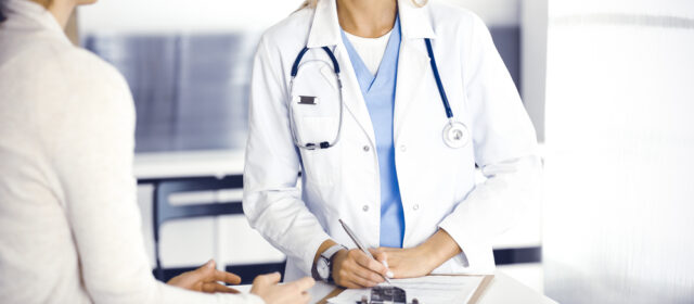 Woman-doctor,And,Patient,In,Hospital.,Blonde,Physician,Controls,Medication Nya data för Cyxones T20K