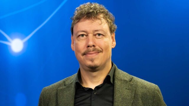 MarcusLarssonAmniotics Amniotics vd Marcus Larsson mot blå bakgrund i BioStocks studio