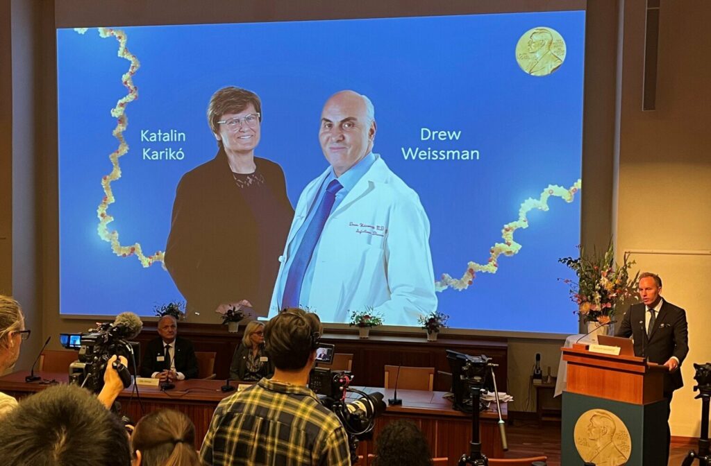 Katalin Karikó och Drew Weissman vid tillkännagivandet. Foto: Cecilia Odlind.