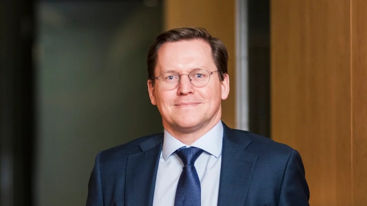 Arjos vd får gå – aktien stiger