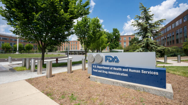 FDA:s vaccintopp avgick i protest